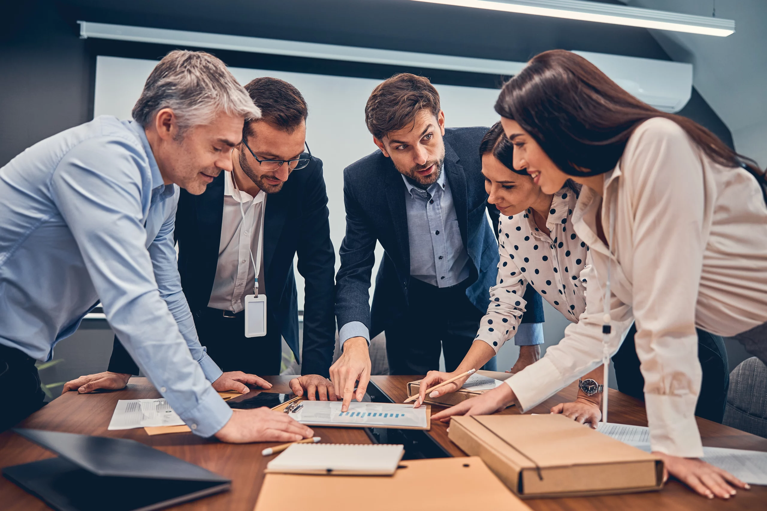 Equipo trabajando en soluciones de conectividad y telecomunicaciones